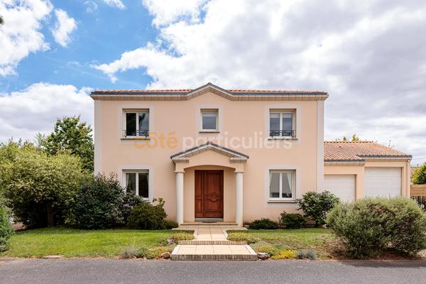 Vente
                Maison156 m² - 6 Pièces -
                    REZE (44400)