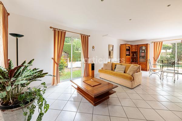Vente
                Maison156 m² - 6 Pièces -
                    REZE (44400)