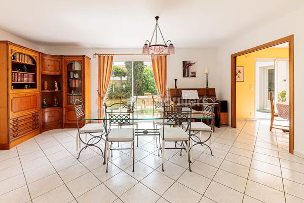 Vente
                Maison156 m² - 6 Pièces -
                    REZE (44400)