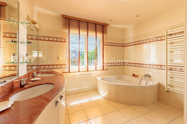 Vente
                Maison156 m² - 6 Pièces -
                    REZE (44400)