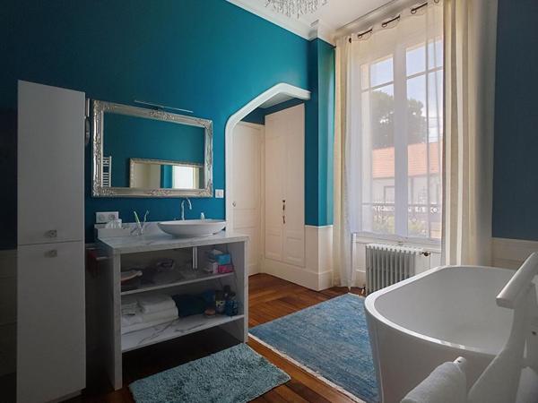 Maison de maître en Bourgogne, 6 pièce(s) 225 m2 sur 4.547 m² terrain