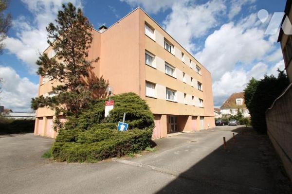 Au 2éme étage, sans ascenseur, appartement 1 pièce, cuisine, cellier, salle de bains avec wc, d...