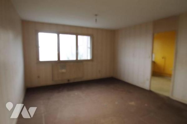 Au 2éme étage, sans ascenseur, appartement 1 pièce, cuisine, cellier, salle de bains avec wc, d...