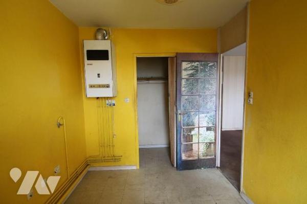 Au 2éme étage, sans ascenseur, appartement 1 pièce, cuisine, cellier, salle de bains avec wc, d...