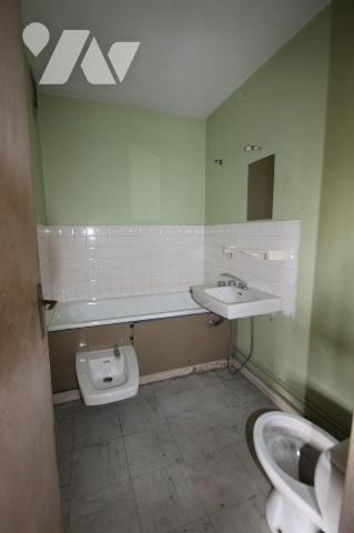 Au 2éme étage, sans ascenseur, appartement 1 pièce, cuisine, cellier, salle de bains avec wc, d...