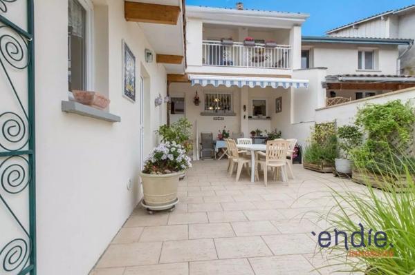 Maison de ville à Hagetmau, 103 m² habitables, terrain de 257 m², 5 pièces dont 3 chambres