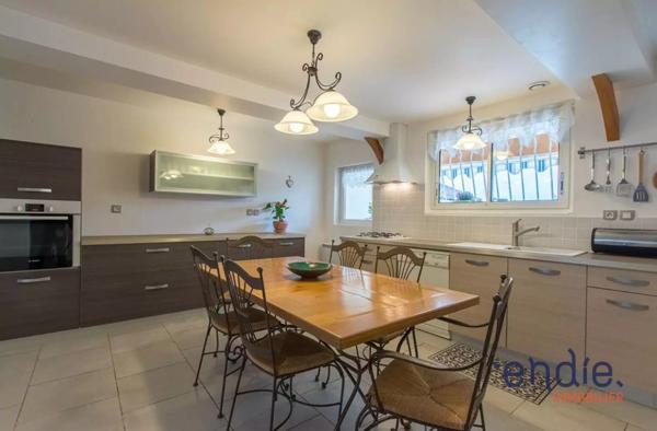 Maison de ville à Hagetmau, 103 m² habitables, terrain de 257 m², 5 pièces dont 3 chambres