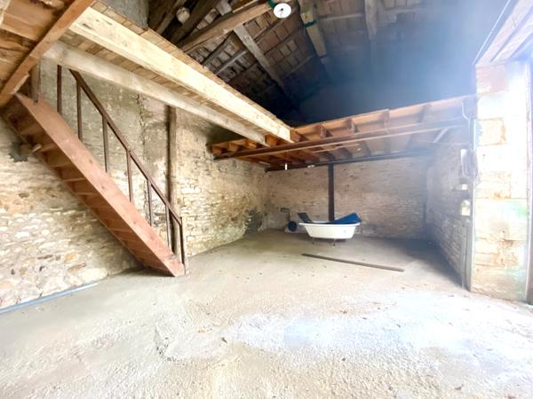 GRANGE brute avec dépendances sur terrain clos