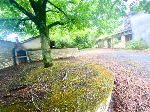 GRANGE brute avec dépendances sur terrain clos