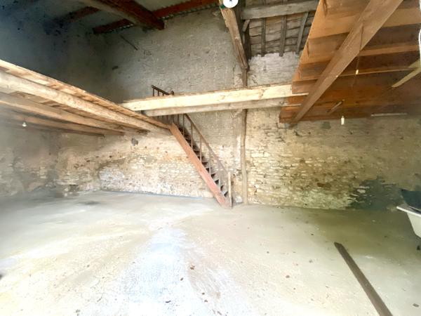 GRANGE brute avec dépendances sur terrain clos