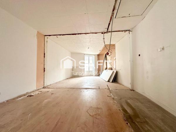 local commercial + appartement - à rénover en plein centre piétonnier de La Tour-du-Pin