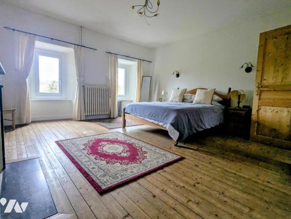 Maison en pierre avec dépendances et terrain