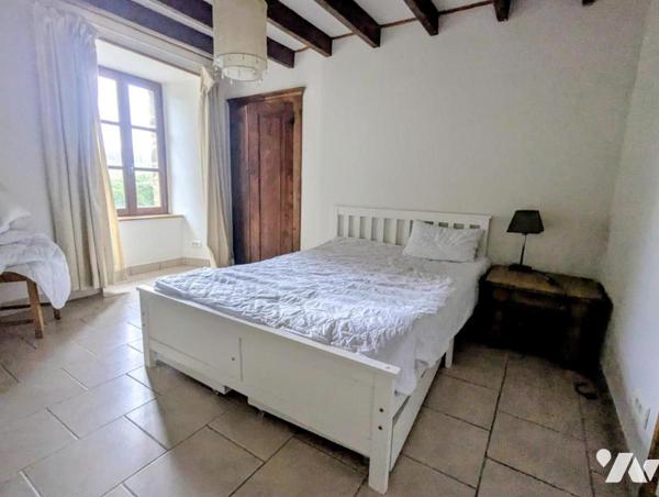 Maison en pierre avec dépendances et terrain