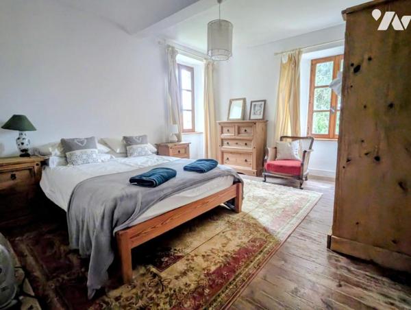 Maison en pierre avec dépendances et terrain