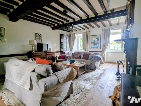 Maison en pierre avec dépendances et terrain