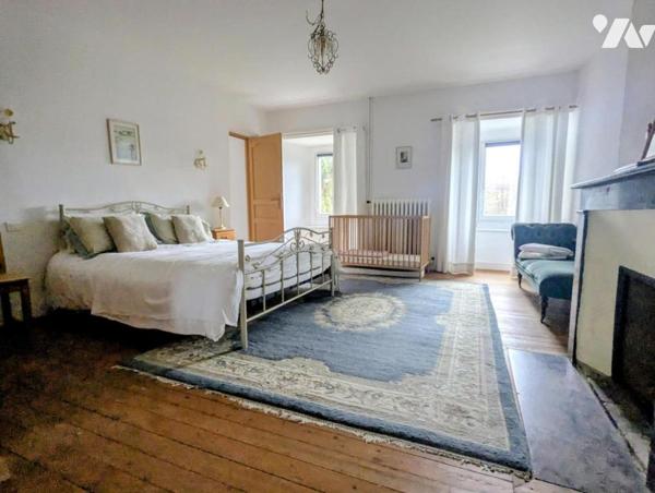 Maison en pierre avec dépendances et terrain