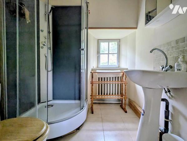 Maison en pierre avec dépendances et terrain