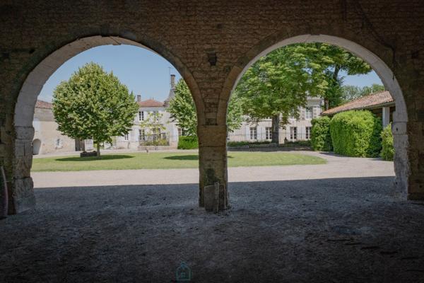 MAGNIFIQUE PROPRIETE AVEC MAISON DE MAITRE ET DEPENDANCES SUR  + DE 3 HA