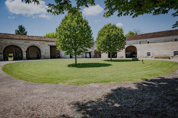 MAGNIFIQUE PROPRIETE AVEC MAISON DE MAITRE ET DEPENDANCES SUR  + DE 3 HA