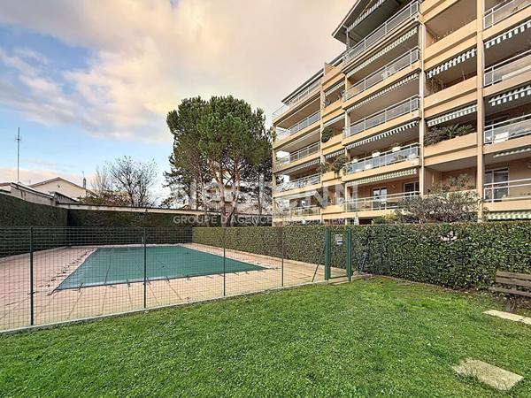 Grand Appartement T2 avec une chambre, grande terrasse Parking privé Piscine - 69500 BRON