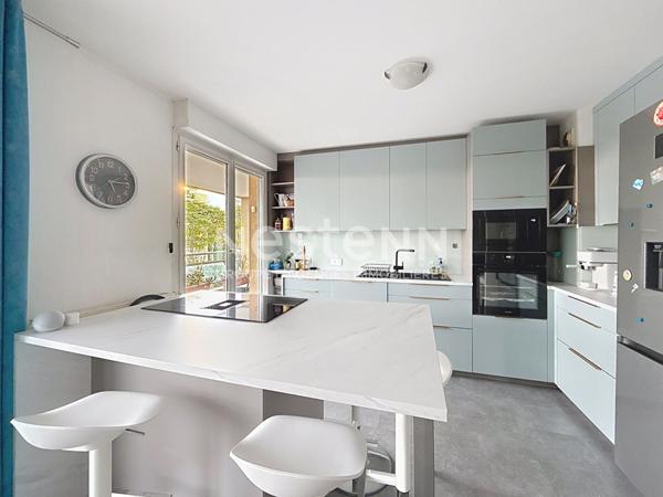 Grand Appartement T2 avec une chambre, grande terrasse Parking privé Piscine - 69500 BRON