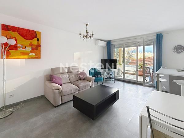 Grand Appartement T2 avec une chambre, grande terrasse Parking privé Piscine - 69500 BRON