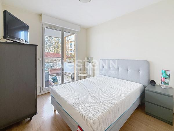 Grand Appartement T2 avec une chambre, grande terrasse Parking privé Piscine - 69500 BRON