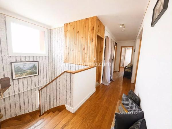 Vente                                                      Maison
                        
                     7 pièces                      189 m2                     à Cousance
