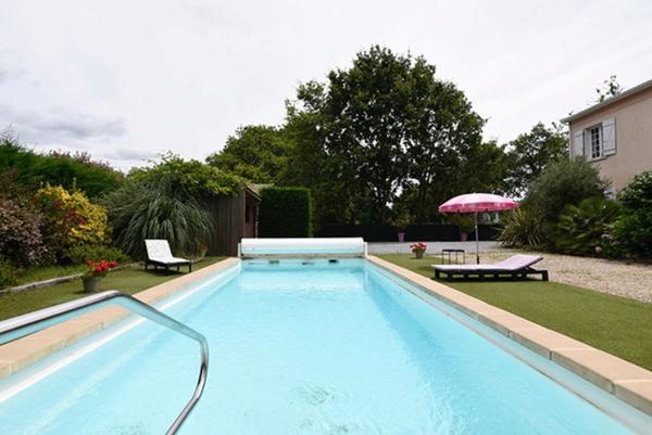 Villa de 220 m² - Piscine & parc paysager de 1 300 m² - Calme absolu à proximité immédiate du centre-ville