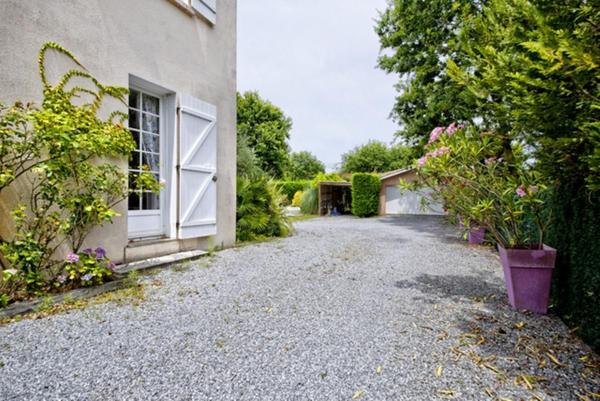 Villa de 220 m² - Piscine & parc paysager de 1 300 m² - Calme absolu à proximité immédiate du centre-ville