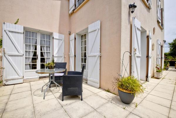 Villa de 220 m² - Piscine & parc paysager de 1 300 m² - Calme absolu à proximité immédiate du centre-ville