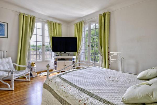 Villa de 220 m² - Piscine & parc paysager de 1 300 m² - Calme absolu à proximité immédiate du centre-ville