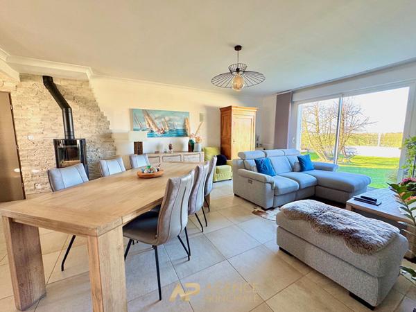 PLAIN-PIED - 3 chambres - Rénovée - St-Xandre €448 000 ** - Référence MR672