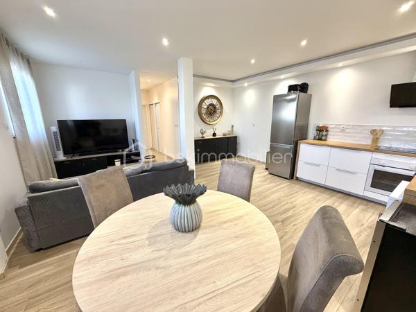Visite vidéo disponible sur
- ma chaîne YT : Grégory Talbot IMMOBILIER (playlist : Visites filmées)
- FB : Grégory Talbot Immobilier (album : Visites vidéo)
- et sur mon IG : L'immobilier en Normandie (onglet : Réels)

Sur la comune de Cléon 76410,
À deux pas du centre commercial de Tourville-la-Rivière,
À 5 minutes de l'autoroute A13,
À 5 minutes également de la gare SNCF,
Proximité immédiate écoles, commerces, transports, promenades natures...

Installez-vous dans cette superbe maison entièrement rénovée !

Mention spéciale pour les trois très belles chambres à découvrir sur place ou dans la vidéo.

Rénovation de qualité et de bon goût : DPE : C !
Pas d'amiante;
Pas de plomb;
Pas de défauts électriques;
Superbe isolation.

À savoir : il n'y a pas d'extérieur, mais les balades natures sont aux pieds de la maison.

Ne tardez pas !