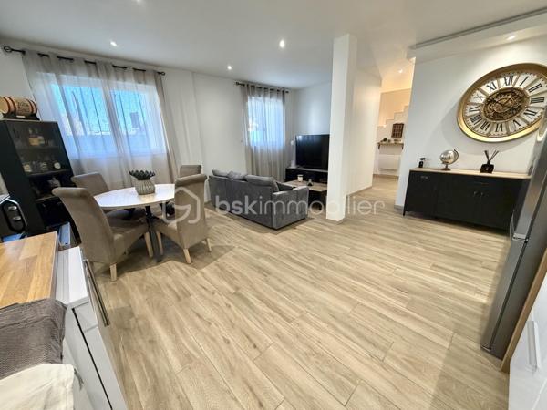 Visite vidéo disponible sur
- ma chaîne YT : Grégory Talbot IMMOBILIER (playlist : Visites filmées)
- FB : Grégory Talbot Immobilier (album : Visites vidéo)
- et sur mon IG : L'immobilier en Normandie (onglet : Réels)

Sur la comune de Cléon 76410,
À deux pas du centre commercial de Tourville-la-Rivière,
À 5 minutes de l'autoroute A13,
À 5 minutes également de la gare SNCF,
Proximité immédiate écoles, commerces, transports, promenades natures...

Installez-vous dans cette superbe maison entièrement rénovée !

Mention spéciale pour les trois très belles chambres à découvrir sur place ou dans la vidéo.

Rénovation de qualité et de bon goût : DPE : C !
Pas d'amiante;
Pas de plomb;
Pas de défauts électriques;
Superbe isolation.

À savoir : il n'y a pas d'extérieur, mais les balades natures sont aux pieds de la maison.

Ne tardez pas !