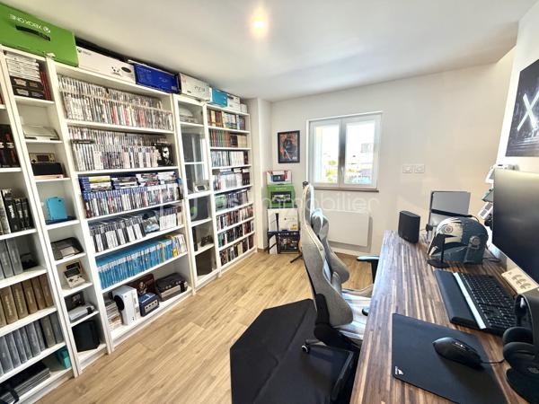 Visite vidéo disponible sur
- ma chaîne YT : Grégory Talbot IMMOBILIER (playlist : Visites filmées)
- FB : Grégory Talbot Immobilier (album : Visites vidéo)
- et sur mon IG : L'immobilier en Normandie (onglet : Réels)

Sur la comune de Cléon 76410,
À deux pas du centre commercial de Tourville-la-Rivière,
À 5 minutes de l'autoroute A13,
À 5 minutes également de la gare SNCF,
Proximité immédiate écoles, commerces, transports, promenades natures...

Installez-vous dans cette superbe maison entièrement rénovée !

Mention spéciale pour les trois très belles chambres à découvrir sur place ou dans la vidéo.

Rénovation de qualité et de bon goût : DPE : C !
Pas d'amiante;
Pas de plomb;
Pas de défauts électriques;
Superbe isolation.

À savoir : il n'y a pas d'extérieur, mais les balades natures sont aux pieds de la maison.

Ne tardez pas !