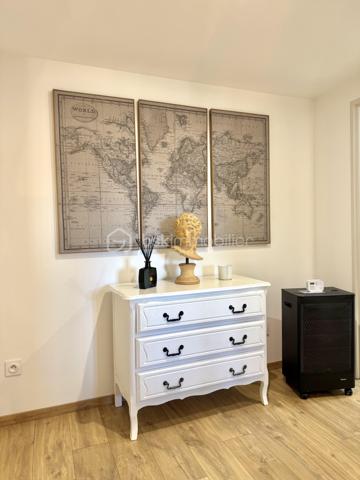 Visite vidéo disponible sur
- ma chaîne YT : Grégory Talbot IMMOBILIER (playlist : Visites filmées)
- FB : Grégory Talbot Immobilier (album : Visites vidéo)
- et sur mon IG : L'immobilier en Normandie (onglet : Réels)

Sur la comune de Cléon 76410,
À deux pas du centre commercial de Tourville-la-Rivière,
À 5 minutes de l'autoroute A13,
À 5 minutes également de la gare SNCF,
Proximité immédiate écoles, commerces, transports, promenades natures...

Installez-vous dans cette superbe maison entièrement rénovée !

Mention spéciale pour les trois très belles chambres à découvrir sur place ou dans la vidéo.

Rénovation de qualité et de bon goût : DPE : C !
Pas d'amiante;
Pas de plomb;
Pas de défauts électriques;
Superbe isolation.

À savoir : il n'y a pas d'extérieur, mais les balades natures sont aux pieds de la maison.

Ne tardez pas !