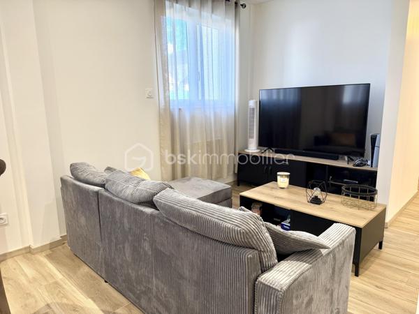 Visite vidéo disponible sur
- ma chaîne YT : Grégory Talbot IMMOBILIER (playlist : Visites filmées)
- FB : Grégory Talbot Immobilier (album : Visites vidéo)
- et sur mon IG : L'immobilier en Normandie (onglet : Réels)

Sur la comune de Cléon 76410,
À deux pas du centre commercial de Tourville-la-Rivière,
À 5 minutes de l'autoroute A13,
À 5 minutes également de la gare SNCF,
Proximité immédiate écoles, commerces, transports, promenades natures...

Installez-vous dans cette superbe maison entièrement rénovée !

Mention spéciale pour les trois très belles chambres à découvrir sur place ou dans la vidéo.

Rénovation de qualité et de bon goût : DPE : C !
Pas d'amiante;
Pas de plomb;
Pas de défauts électriques;
Superbe isolation.

À savoir : il n'y a pas d'extérieur, mais les balades natures sont aux pieds de la maison.

Ne tardez pas !