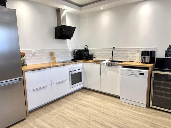 Visite vidéo disponible sur
- ma chaîne YT : Grégory Talbot IMMOBILIER (playlist : Visites filmées)
- FB : Grégory Talbot Immobilier (album : Visites vidéo)
- et sur mon IG : L'immobilier en Normandie (onglet : Réels)

Sur la comune de Cléon 76410,
À deux pas du centre commercial de Tourville-la-Rivière,
À 5 minutes de l'autoroute A13,
À 5 minutes également de la gare SNCF,
Proximité immédiate écoles, commerces, transports, promenades natures...

Installez-vous dans cette superbe maison entièrement rénovée !

Mention spéciale pour les trois très belles chambres à découvrir sur place ou dans la vidéo.

Rénovation de qualité et de bon goût : DPE : C !
Pas d'amiante;
Pas de plomb;
Pas de défauts électriques;
Superbe isolation.

À savoir : il n'y a pas d'extérieur, mais les balades natures sont aux pieds de la maison.

Ne tardez pas !
