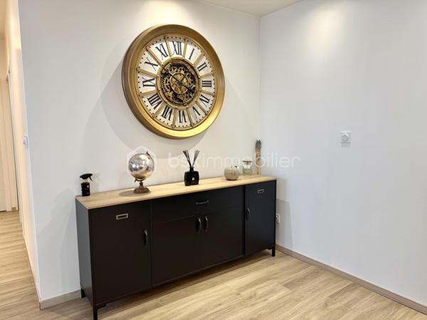 Visite vidéo disponible sur
- ma chaîne YT : Grégory Talbot IMMOBILIER (playlist : Visites filmées)
- FB : Grégory Talbot Immobilier (album : Visites vidéo)
- et sur mon IG : L'immobilier en Normandie (onglet : Réels)

Sur la comune de Cléon 76410,
À deux pas du centre commercial de Tourville-la-Rivière,
À 5 minutes de l'autoroute A13,
À 5 minutes également de la gare SNCF,
Proximité immédiate écoles, commerces, transports, promenades natures...

Installez-vous dans cette superbe maison entièrement rénovée !

Mention spéciale pour les trois très belles chambres à découvrir sur place ou dans la vidéo.

Rénovation de qualité et de bon goût : DPE : C !
Pas d'amiante;
Pas de plomb;
Pas de défauts électriques;
Superbe isolation.

À savoir : il n'y a pas d'extérieur, mais les balades natures sont aux pieds de la maison.

Ne tardez pas !