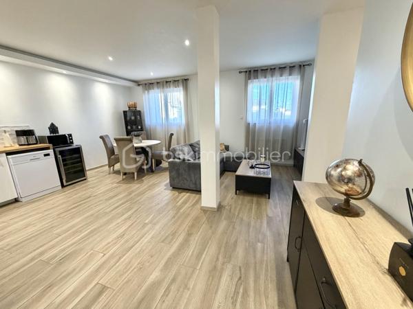 Visite vidéo disponible sur
- ma chaîne YT : Grégory Talbot IMMOBILIER (playlist : Visites filmées)
- FB : Grégory Talbot Immobilier (album : Visites vidéo)
- et sur mon IG : L'immobilier en Normandie (onglet : Réels)

Sur la comune de Cléon 76410,
À deux pas du centre commercial de Tourville-la-Rivière,
À 5 minutes de l'autoroute A13,
À 5 minutes également de la gare SNCF,
Proximité immédiate écoles, commerces, transports, promenades natures...

Installez-vous dans cette superbe maison entièrement rénovée !

Mention spéciale pour les trois très belles chambres à découvrir sur place ou dans la vidéo.

Rénovation de qualité et de bon goût : DPE : C !
Pas d'amiante;
Pas de plomb;
Pas de défauts électriques;
Superbe isolation.

À savoir : il n'y a pas d'extérieur, mais les balades natures sont aux pieds de la maison.

Ne tardez pas !