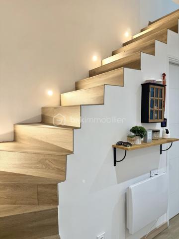 Visite vidéo disponible sur
- ma chaîne YT : Grégory Talbot IMMOBILIER (playlist : Visites filmées)
- FB : Grégory Talbot Immobilier (album : Visites vidéo)
- et sur mon IG : L'immobilier en Normandie (onglet : Réels)

Sur la comune de Cléon 76410,
À deux pas du centre commercial de Tourville-la-Rivière,
À 5 minutes de l'autoroute A13,
À 5 minutes également de la gare SNCF,
Proximité immédiate écoles, commerces, transports, promenades natures...

Installez-vous dans cette superbe maison entièrement rénovée !

Mention spéciale pour les trois très belles chambres à découvrir sur place ou dans la vidéo.

Rénovation de qualité et de bon goût : DPE : C !
Pas d'amiante;
Pas de plomb;
Pas de défauts électriques;
Superbe isolation.

À savoir : il n'y a pas d'extérieur, mais les balades natures sont aux pieds de la maison.

Ne tardez pas !