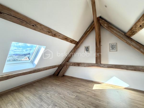 Visite vidéo disponible sur
- ma chaîne YT : Grégory Talbot IMMOBILIER (playlist : Visites filmées)
- FB : Grégory Talbot Immobilier (album : Visites vidéo)
- et sur mon IG : L'immobilier en Normandie (onglet : Réels)

Sur la comune de Cléon 76410,
À deux pas du centre commercial de Tourville-la-Rivière,
À 5 minutes de l'autoroute A13,
À 5 minutes également de la gare SNCF,
Proximité immédiate écoles, commerces, transports, promenades natures...

Installez-vous dans cette superbe maison entièrement rénovée !

Mention spéciale pour les trois très belles chambres à découvrir sur place ou dans la vidéo.

Rénovation de qualité et de bon goût : DPE : C !
Pas d'amiante;
Pas de plomb;
Pas de défauts électriques;
Superbe isolation.

À savoir : il n'y a pas d'extérieur, mais les balades natures sont aux pieds de la maison.

Ne tardez pas !