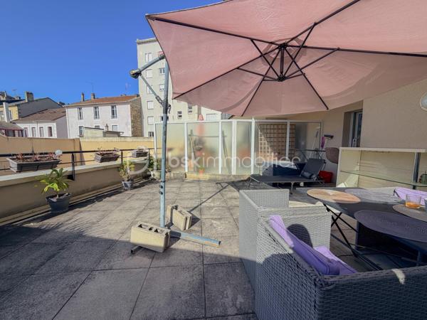 À deux pas de la gare des Bénédictins, découvrez ce superbe T2 situé dans une résidence de standing.

Vous profiterez d’un séjour lumineux ouvrant sur une incroyable terrasse de 40 m², sans vis-à-vis et partiellement couverte, idéale pour en profiter toute l’année.

L’appartement comprend également une cuisine aménagée et équipée, une grande chambre avec accès terrasse, une salle d’eau et des WC séparés.

Garage disponible à la location dans la résidence.

Bien rare sur le secteur !