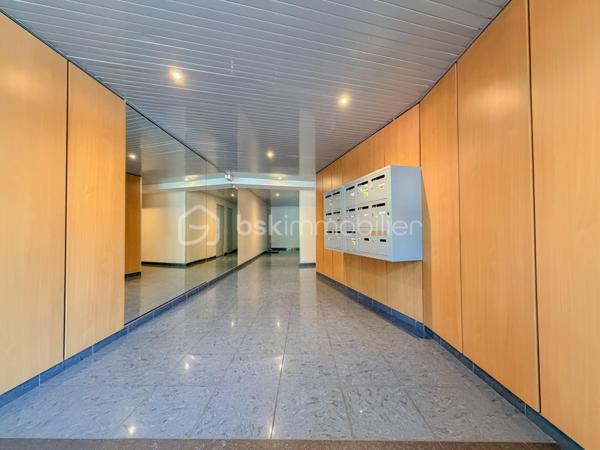 À deux pas de la gare des Bénédictins, découvrez ce superbe T2 situé dans une résidence de standing.

Vous profiterez d’un séjour lumineux ouvrant sur une incroyable terrasse de 40 m², sans vis-à-vis et partiellement couverte, idéale pour en profiter toute l’année.

L’appartement comprend également une cuisine aménagée et équipée, une grande chambre avec accès terrasse, une salle d’eau et des WC séparés.

Garage disponible à la location dans la résidence.

Bien rare sur le secteur !