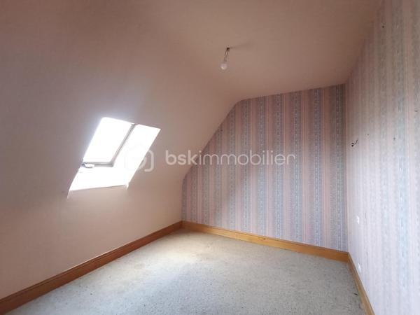 La maison se compose au rez-de-chaussée d'une entrée, d'une cuisine, d'une salle à manger et d'un séjour lumineux avec cheminée, toutes trois bénéficiant d'une vue mer, d'une chambre avec placard intégré, d'une salle d'eau avec WC
A l'étage vous trouverez 4 chambres spacieuses, dont trois avec vue mer, toutes équipées de placards intégrés, idéales pour accueillir une grande famille ou des invités, dont une avec une petite pièce pouvant servir de dressing.
L'étage dispose également d'une salle de bain avec baignoire et d'un WC.

Le tout sur un sous sol de 86 m2 dont deux pièces et un garage de 50 m2 à votre disposition pour plusieurs véhicules.
Vous pourrez profiter de moments de détente sur la terrasse extérieure vue mer très bien exposée (est)
Le terrain offre un espace extérieur agréable avec la possibilité de construire une piscine.
L'étude des sols pour assainissement individuel a été réalisée.
Des travaux de mise aux normes électriques et d'assainissement sont à prévoir (devis réalisés)
Possibilité d'acquisition terrain constructible (devis démolition des bâtis présents réalisé d'environ 1400 m2 (voir vidéo) et une parcelle non constructible de 3000m2 pour terrain d'agrément)

Detached 5-Bedroom House with Stunning Sea Views – Saint-Pol-de-Léon
Built in 1985, this spacious 137sqm home is set on a generous 1,425sqm plot, offering privacy and exceptional potential. Located in the sought-after area of Saint-Pol-de-Léon, this property is perfect for a large family or those seeking a coastal retreat.
Interior Layout
    Ground Floor: A welcoming entrance hall leads to a kitchen, a dining room, and a bright living room with a fireplace. All three rooms boast beautiful sea views. This level also includes a bedroom with a built-in wardrobe and a shower room with a toilet.
    First Floor: A large landing serves 4 spacious bedrooms, three of which offer uninterrupted ocean views. All bedrooms feature built-in closets, and one includes an adjoining small room perfectly suited for a walk-in dressing room. A full bathroom (with bathtub) and a separate toilet complete this floor.
Basement & Parking
The property includes a massive 86sqm basement, featuring two versatile rooms and a 50sqm garage that can easily accommodate multiple vehicles.
Exterior & Potential
Outdoor Living: Enjoy the outdoors on the well-exposed (East-facing) terrace with sea views, ideal for morning coffee.
The Grounds: The expansive garden offers plenty of space and the possibility to install a swimming pool.
Technical Note: A soil study for an individual sanitation system has already been conducted.
Modernization & Works
Please note that some updating is required to bring the electricity and sanitation systems up to current standards. For your peace of mind, comprehensive quotes have already been provided by two reputable local companies