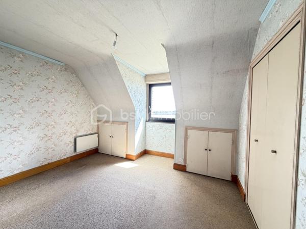 La maison se compose au rez-de-chaussée d'une entrée, d'une cuisine, d'une salle à manger et d'un séjour lumineux avec cheminée, toutes trois bénéficiant d'une vue mer, d'une chambre avec placard intégré, d'une salle d'eau avec WC
A l'étage vous trouverez 4 chambres spacieuses, dont trois avec vue mer, toutes équipées de placards intégrés, idéales pour accueillir une grande famille ou des invités, dont une avec une petite pièce pouvant servir de dressing.
L'étage dispose également d'une salle de bain avec baignoire et d'un WC.

Le tout sur un sous sol de 86 m2 dont deux pièces et un garage de 50 m2 à votre disposition pour plusieurs véhicules.
Vous pourrez profiter de moments de détente sur la terrasse extérieure vue mer très bien exposée (est)
Le terrain offre un espace extérieur agréable avec la possibilité de construire une piscine.
L'étude des sols pour assainissement individuel a été réalisée.
Des travaux de mise aux normes électriques et d'assainissement sont à prévoir (devis réalisés)
Possibilité d'acquisition terrain constructible (devis démolition des bâtis présents réalisé d'environ 1400 m2 (voir vidéo) et une parcelle non constructible de 3000m2 pour terrain d'agrément)

Detached 5-Bedroom House with Stunning Sea Views – Saint-Pol-de-Léon
Built in 1985, this spacious 137sqm home is set on a generous 1,425sqm plot, offering privacy and exceptional potential. Located in the sought-after area of Saint-Pol-de-Léon, this property is perfect for a large family or those seeking a coastal retreat.
Interior Layout
    Ground Floor: A welcoming entrance hall leads to a kitchen, a dining room, and a bright living room with a fireplace. All three rooms boast beautiful sea views. This level also includes a bedroom with a built-in wardrobe and a shower room with a toilet.
    First Floor: A large landing serves 4 spacious bedrooms, three of which offer uninterrupted ocean views. All bedrooms feature built-in closets, and one includes an adjoining small room perfectly suited for a walk-in dressing room. A full bathroom (with bathtub) and a separate toilet complete this floor.
Basement & Parking
The property includes a massive 86sqm basement, featuring two versatile rooms and a 50sqm garage that can easily accommodate multiple vehicles.
Exterior & Potential
Outdoor Living: Enjoy the outdoors on the well-exposed (East-facing) terrace with sea views, ideal for morning coffee.
The Grounds: The expansive garden offers plenty of space and the possibility to install a swimming pool.
Technical Note: A soil study for an individual sanitation system has already been conducted.
Modernization & Works
Please note that some updating is required to bring the electricity and sanitation systems up to current standards. For your peace of mind, comprehensive quotes have already been provided by two reputable local companies