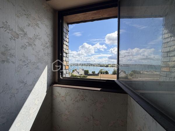 La maison se compose au rez-de-chaussée d'une entrée, d'une cuisine, d'une salle à manger et d'un séjour lumineux avec cheminée, toutes trois bénéficiant d'une vue mer, d'une chambre avec placard intégré, d'une salle d'eau avec WC
A l'étage vous trouverez 4 chambres spacieuses, dont trois avec vue mer, toutes équipées de placards intégrés, idéales pour accueillir une grande famille ou des invités, dont une avec une petite pièce pouvant servir de dressing.
L'étage dispose également d'une salle de bain avec baignoire et d'un WC.

Le tout sur un sous sol de 86 m2 dont deux pièces et un garage de 50 m2 à votre disposition pour plusieurs véhicules.
Vous pourrez profiter de moments de détente sur la terrasse extérieure vue mer très bien exposée (est)
Le terrain offre un espace extérieur agréable avec la possibilité de construire une piscine.
L'étude des sols pour assainissement individuel a été réalisée.
Des travaux de mise aux normes électriques et d'assainissement sont à prévoir (devis réalisés)
Possibilité d'acquisition terrain constructible (devis démolition des bâtis présents réalisé d'environ 1400 m2 (voir vidéo) et une parcelle non constructible de 3000m2 pour terrain d'agrément)

Detached 5-Bedroom House with Stunning Sea Views – Saint-Pol-de-Léon
Built in 1985, this spacious 137sqm home is set on a generous 1,425sqm plot, offering privacy and exceptional potential. Located in the sought-after area of Saint-Pol-de-Léon, this property is perfect for a large family or those seeking a coastal retreat.
Interior Layout
    Ground Floor: A welcoming entrance hall leads to a kitchen, a dining room, and a bright living room with a fireplace. All three rooms boast beautiful sea views. This level also includes a bedroom with a built-in wardrobe and a shower room with a toilet.
    First Floor: A large landing serves 4 spacious bedrooms, three of which offer uninterrupted ocean views. All bedrooms feature built-in closets, and one includes an adjoining small room perfectly suited for a walk-in dressing room. A full bathroom (with bathtub) and a separate toilet complete this floor.
Basement & Parking
The property includes a massive 86sqm basement, featuring two versatile rooms and a 50sqm garage that can easily accommodate multiple vehicles.
Exterior & Potential
Outdoor Living: Enjoy the outdoors on the well-exposed (East-facing) terrace with sea views, ideal for morning coffee.
The Grounds: The expansive garden offers plenty of space and the possibility to install a swimming pool.
Technical Note: A soil study for an individual sanitation system has already been conducted.
Modernization & Works
Please note that some updating is required to bring the electricity and sanitation systems up to current standards. For your peace of mind, comprehensive quotes have already been provided by two reputable local companies