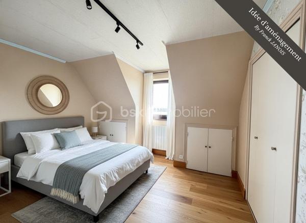 La maison se compose au rez-de-chaussée d'une entrée, d'une cuisine, d'une salle à manger et d'un séjour lumineux avec cheminée, toutes trois bénéficiant d'une vue mer, d'une chambre avec placard intégré, d'une salle d'eau avec WC
A l'étage vous trouverez 4 chambres spacieuses, dont trois avec vue mer, toutes équipées de placards intégrés, idéales pour accueillir une grande famille ou des invités, dont une avec une petite pièce pouvant servir de dressing.
L'étage dispose également d'une salle de bain avec baignoire et d'un WC.

Le tout sur un sous sol de 86 m2 dont deux pièces et un garage de 50 m2 à votre disposition pour plusieurs véhicules.
Vous pourrez profiter de moments de détente sur la terrasse extérieure vue mer très bien exposée (est)
Le terrain offre un espace extérieur agréable avec la possibilité de construire une piscine.
L'étude des sols pour assainissement individuel a été réalisée.
Des travaux de mise aux normes électriques et d'assainissement sont à prévoir (devis réalisés)
Possibilité d'acquisition terrain constructible (devis démolition des bâtis présents réalisé d'environ 1400 m2 (voir vidéo) et une parcelle non constructible de 3000m2 pour terrain d'agrément)

Detached 5-Bedroom House with Stunning Sea Views – Saint-Pol-de-Léon
Built in 1985, this spacious 137sqm home is set on a generous 1,425sqm plot, offering privacy and exceptional potential. Located in the sought-after area of Saint-Pol-de-Léon, this property is perfect for a large family or those seeking a coastal retreat.
Interior Layout
    Ground Floor: A welcoming entrance hall leads to a kitchen, a dining room, and a bright living room with a fireplace. All three rooms boast beautiful sea views. This level also includes a bedroom with a built-in wardrobe and a shower room with a toilet.
    First Floor: A large landing serves 4 spacious bedrooms, three of which offer uninterrupted ocean views. All bedrooms feature built-in closets, and one includes an adjoining small room perfectly suited for a walk-in dressing room. A full bathroom (with bathtub) and a separate toilet complete this floor.
Basement & Parking
The property includes a massive 86sqm basement, featuring two versatile rooms and a 50sqm garage that can easily accommodate multiple vehicles.
Exterior & Potential
Outdoor Living: Enjoy the outdoors on the well-exposed (East-facing) terrace with sea views, ideal for morning coffee.
The Grounds: The expansive garden offers plenty of space and the possibility to install a swimming pool.
Technical Note: A soil study for an individual sanitation system has already been conducted.
Modernization & Works
Please note that some updating is required to bring the electricity and sanitation systems up to current standards. For your peace of mind, comprehensive quotes have already been provided by two reputable local companies