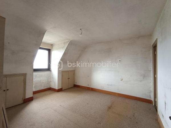 La maison se compose au rez-de-chaussée d'une entrée, d'une cuisine, d'une salle à manger et d'un séjour lumineux avec cheminée, toutes trois bénéficiant d'une vue mer, d'une chambre avec placard intégré, d'une salle d'eau avec WC
A l'étage vous trouverez 4 chambres spacieuses, dont trois avec vue mer, toutes équipées de placards intégrés, idéales pour accueillir une grande famille ou des invités, dont une avec une petite pièce pouvant servir de dressing.
L'étage dispose également d'une salle de bain avec baignoire et d'un WC.

Le tout sur un sous sol de 86 m2 dont deux pièces et un garage de 50 m2 à votre disposition pour plusieurs véhicules.
Vous pourrez profiter de moments de détente sur la terrasse extérieure vue mer très bien exposée (est)
Le terrain offre un espace extérieur agréable avec la possibilité de construire une piscine.
L'étude des sols pour assainissement individuel a été réalisée.
Des travaux de mise aux normes électriques et d'assainissement sont à prévoir (devis réalisés)
Possibilité d'acquisition terrain constructible (devis démolition des bâtis présents réalisé d'environ 1400 m2 (voir vidéo) et une parcelle non constructible de 3000m2 pour terrain d'agrément)

Detached 5-Bedroom House with Stunning Sea Views – Saint-Pol-de-Léon
Built in 1985, this spacious 137sqm home is set on a generous 1,425sqm plot, offering privacy and exceptional potential. Located in the sought-after area of Saint-Pol-de-Léon, this property is perfect for a large family or those seeking a coastal retreat.
Interior Layout
    Ground Floor: A welcoming entrance hall leads to a kitchen, a dining room, and a bright living room with a fireplace. All three rooms boast beautiful sea views. This level also includes a bedroom with a built-in wardrobe and a shower room with a toilet.
    First Floor: A large landing serves 4 spacious bedrooms, three of which offer uninterrupted ocean views. All bedrooms feature built-in closets, and one includes an adjoining small room perfectly suited for a walk-in dressing room. A full bathroom (with bathtub) and a separate toilet complete this floor.
Basement & Parking
The property includes a massive 86sqm basement, featuring two versatile rooms and a 50sqm garage that can easily accommodate multiple vehicles.
Exterior & Potential
Outdoor Living: Enjoy the outdoors on the well-exposed (East-facing) terrace with sea views, ideal for morning coffee.
The Grounds: The expansive garden offers plenty of space and the possibility to install a swimming pool.
Technical Note: A soil study for an individual sanitation system has already been conducted.
Modernization & Works
Please note that some updating is required to bring the electricity and sanitation systems up to current standards. For your peace of mind, comprehensive quotes have already been provided by two reputable local companies